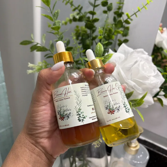 Aceites Blooms Hair en la mano